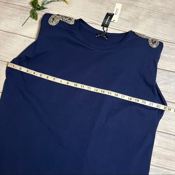 EXPRESS Embellished Padded Shoulder Crew Neck Tee - Picture 12 of 16